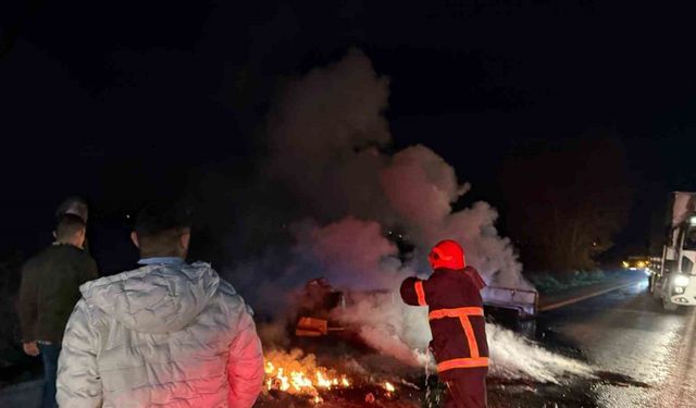 Mobilya yüklü kamyonet alev alev yandı