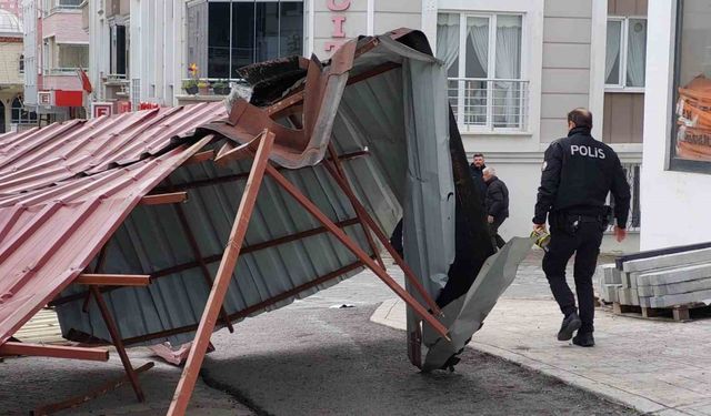 Samsun’da şiddetli lodostan çatılar uçtu