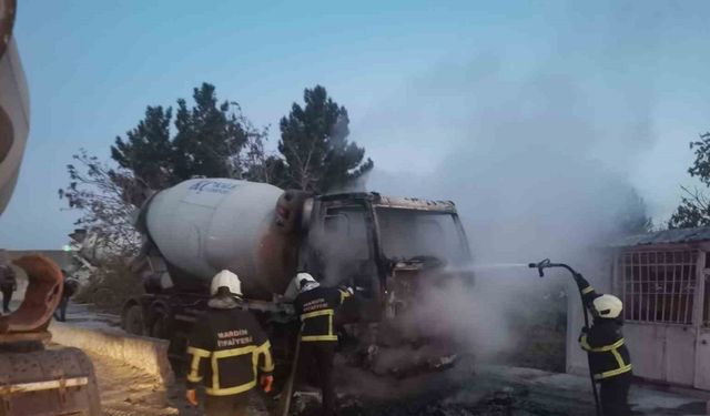 Seyir halindeki beton mikseri alev alev yandı