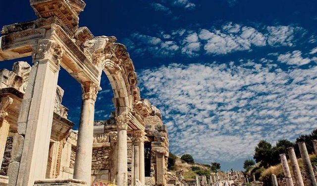 Antik Kentlere Yolculuk: Bergama’dan Efes’e Tarihi Bir Gezi