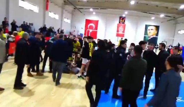 Bursa'da voleybol maçında şiddet: 3 sporcu darp edildi, 1'i hastaneye kaldırıldı