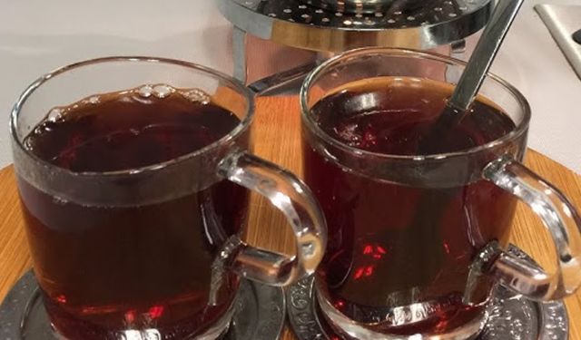 Çay demlerken besin değerini uçuran hata ; Ev hanımları inatla yapıyor ama umursamıyor