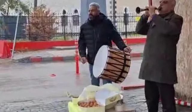 Hatay'da rektör değişimine sevinen emekli güvenlik, kampüste davul zurna çaldırıp lokma dağıttı