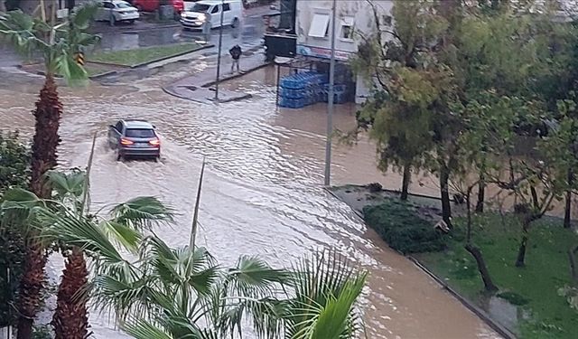 Manavgat'ta şiddetli yağış su baskınlarına yol açtı