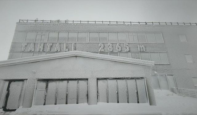 Torosların en yüksek noktalarından Tahtalı Dağı karla kaplandı