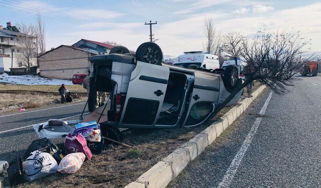 Elazığ'da hafif ticari araç devrildi; 1'i ağır, 4 yaralı