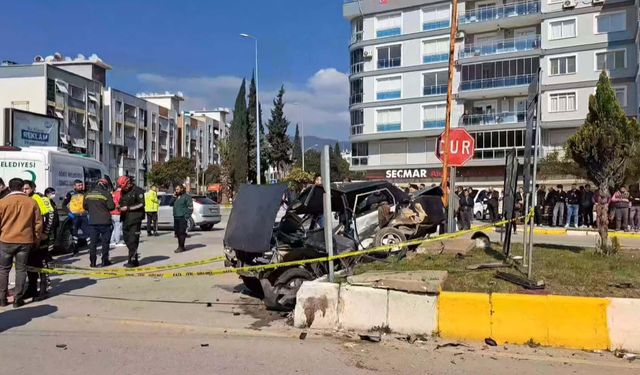 Ana yola kontrolsüz çıkan otomobile başka otomobil çarptı: 1 ölü, 1 yaralı