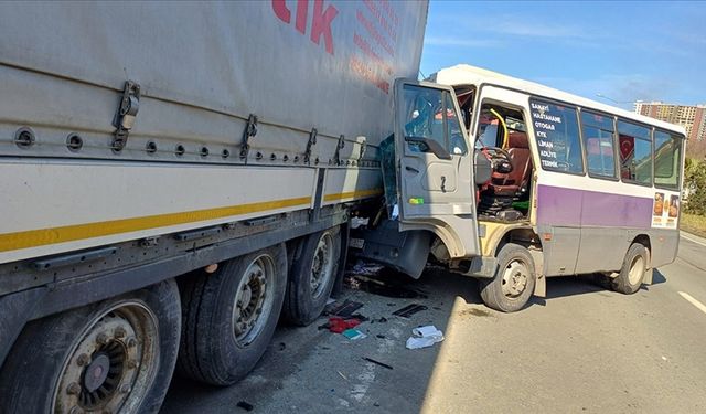 Artvin'de minibüs TIR'a çarptı: 2'si ağır 12 yaralı
