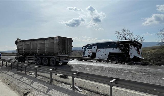 Bilecik'te TIR yolcu otobüsüne çarptı: Yaralılar var