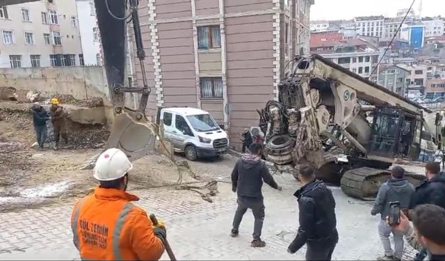 Kağıthane'de korku dolu anlar! 200 tonluk makine yokuş aşağı kaydı