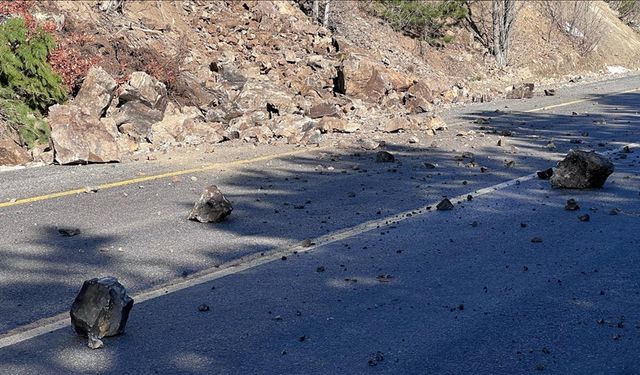 Kütahya'da toprak kaydı, kayalar yollara düştü