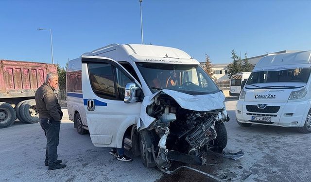 Manisa'da iki işçi servisi çarpıştı: Yaralılar var