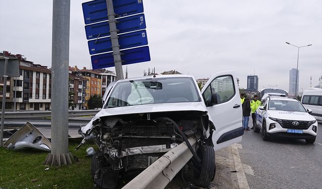 Ümraniye'de otoyolda bariyerlere saplanan araçtaki 2 kişi yaralandı