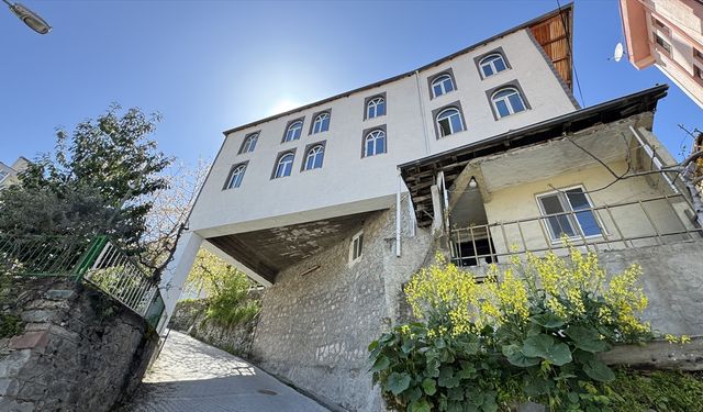 Artvin’de 52 yıllık caminin alt bölümü arazi koşulları nedeniyle yol olarak hizmet veriyor