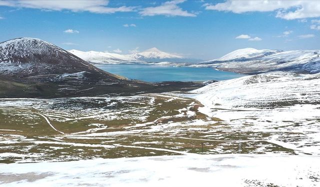 Ağrı'da kış ve bahar bir arada