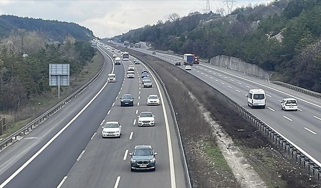 Anadolu Otoyolu'nun Bolu kesiminde tatil dönüşü yoğunluğu sürüyor