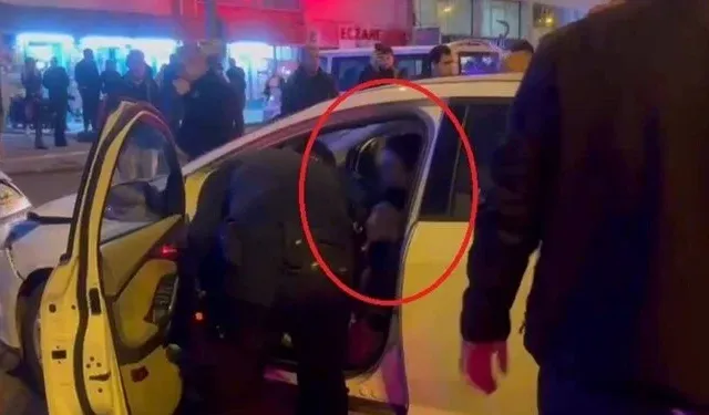 Evli sevgilisini eşiyle gördü: Otomobili üzerlerine sürdü