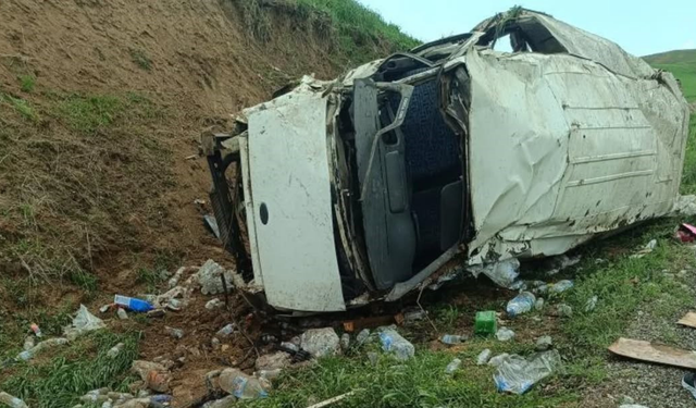 Diyarbakır'da minibüs yan yattı: 1 ölü, 1 yaralı