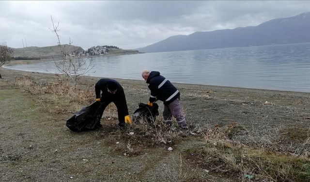 Hazar Gölü kıyısında çevre temizliği: 7 ton çöp toplandı