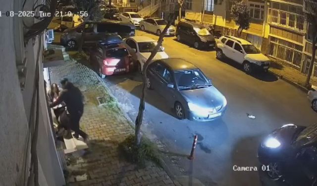 Kucağında bebeği olan eşini sokak ortasında darbetti