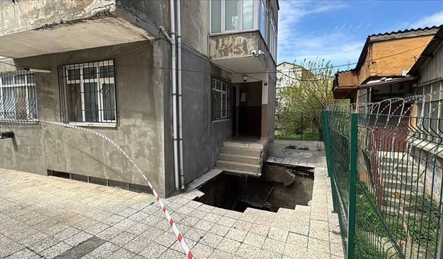 Pendik'te apartmanın girişindeki zemin kısmen çöktü