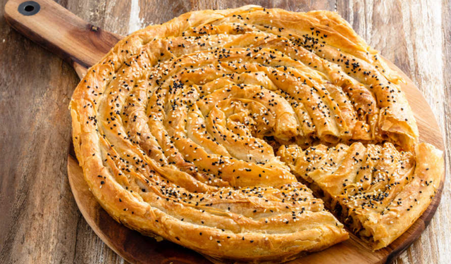 Kıtır kıtır, lezzet dolu! Pırasalı börek tarifi...