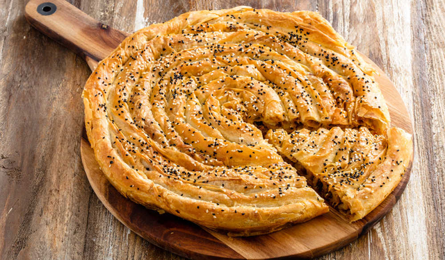 Çıtır çıtır lezzet! Evde lezzetli pırasalı börek tarifi...