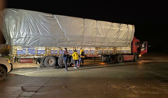 Tamir etmeye çalıştığı TIR'ın altında kaldı, hayatını kaybetti