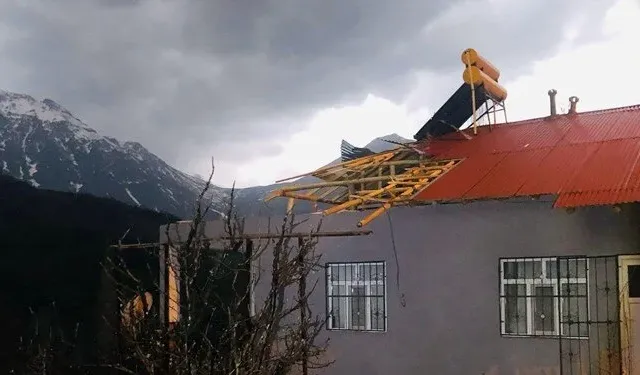 Şiddetli fırtına! Okullar bir gün tatil edildi