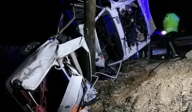 Otomobilin direğe çarpığı kazada 1 çocuk öldü