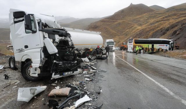 Hakkari'de otobüs ile yakıt tankeri çarpıştı