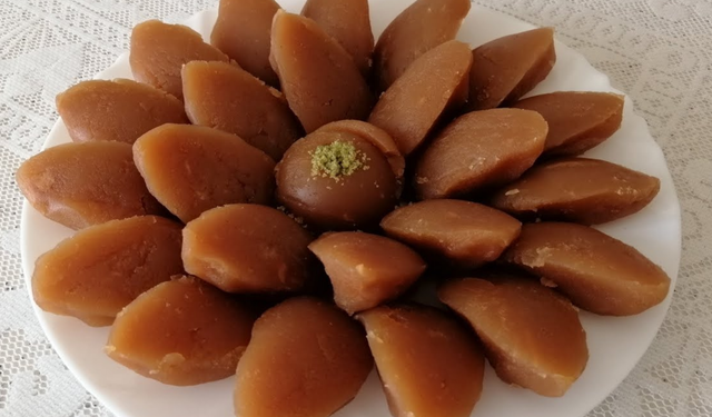 Kokusu evi sarıyor! Mis gibi un helvası tarifi