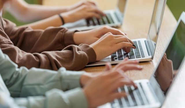 Öğretmen ve öğrencilere yönelik ücretsiz "yapay zeka" eğitimleri yarın başlıyor