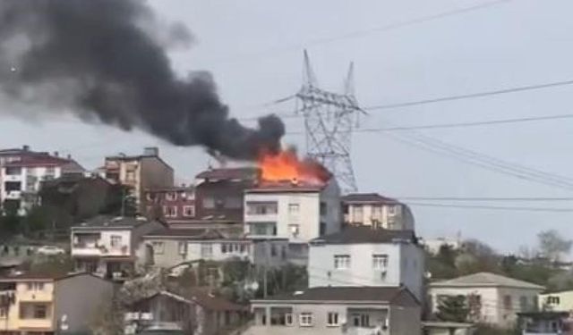 İstanbul'da 2 katlı binanın çatısında yangın