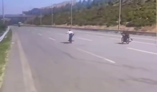 Hatay'da trafikte ölüme yolculuk! Motorun üzerine uzandılar
