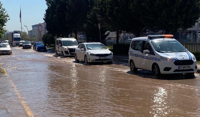 Kocaeli'de ana su hattı patladı: İlçe sular altında kaldı