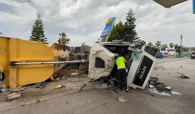 Antalya'da sıcak asfalt yüklü kamyonun iki araca çarptığı kazada 2 kişi yaralandı