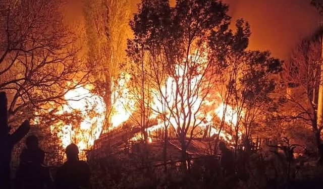 Çorum'da 3 evde çıkan yangına müdahale ediliyor