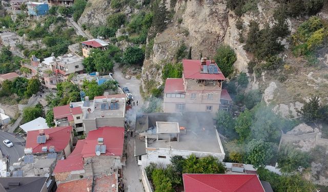 Hatay'da apartmanda çıkan yangında 2 kişi dumandan etkilendi