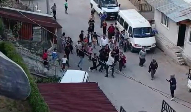 Kocaeli'de kavgada tuğlalar havada uçuştu