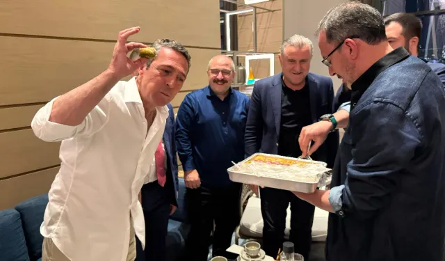 Final maçı öncesinde Ali Koç'a baklava ikramı