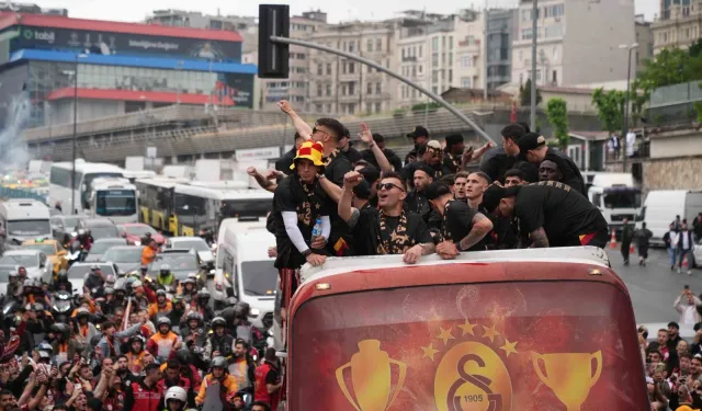 Galatasaray şampiyonluğu şehir turuyla kutladı