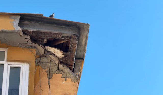 Avcılar'da 7 katlı binanın çatısındaki beton parçalar düştü