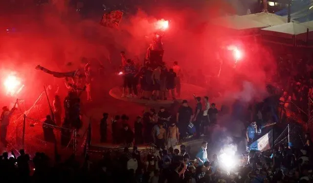 Napoli'nin şampiyonluk kutlamalarında havai fişek, meşale ve kavga krizi: 39 kişi yaralandı