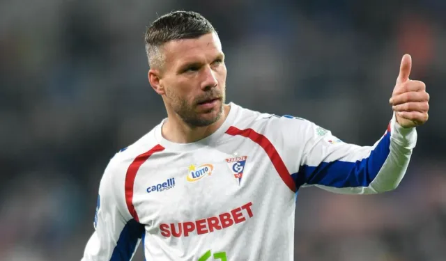39 yaşındaki Lukas Podolski'den yeni sözleşme
