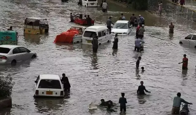 Pakistan'da şiddetli fırtına: 10 ölü, 45 yaralı