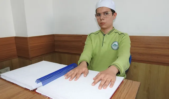 Görme engelli depremzede genç 15 ayda hafız oldu