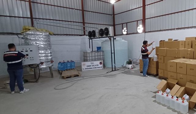 İzmir'de kaçak alkol ürettikleri iddiasıyla 4 kişi yakalandı