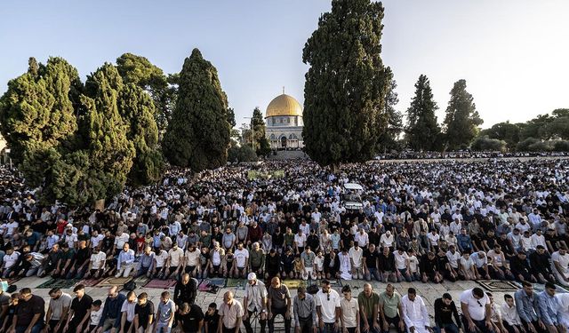 On binlerce Müslüman bayram namazını Mescid-i Aksa'da kıldı