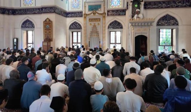 Tokyo Camii'ne ziyaretçi akını: Bayram namazı tam 3 kez kılındı